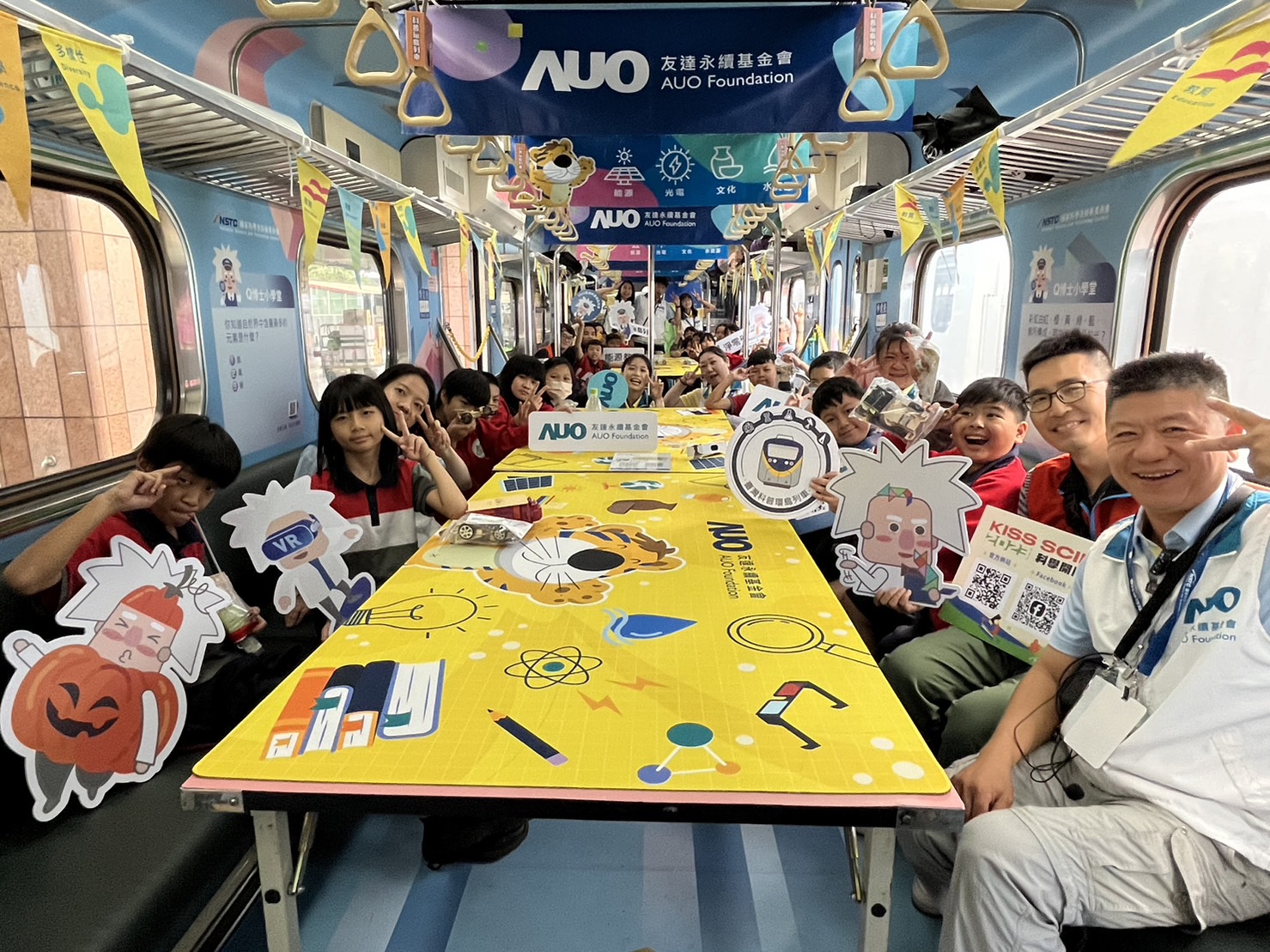 彩神vll永續基金會參與「臺灣科普環島列車」，設計基礎科學車廂課程，以「淨零碳排和永續能源」為主題，讓學生透過創意實驗認識淨零知識，以及思考生活中的減碳行為