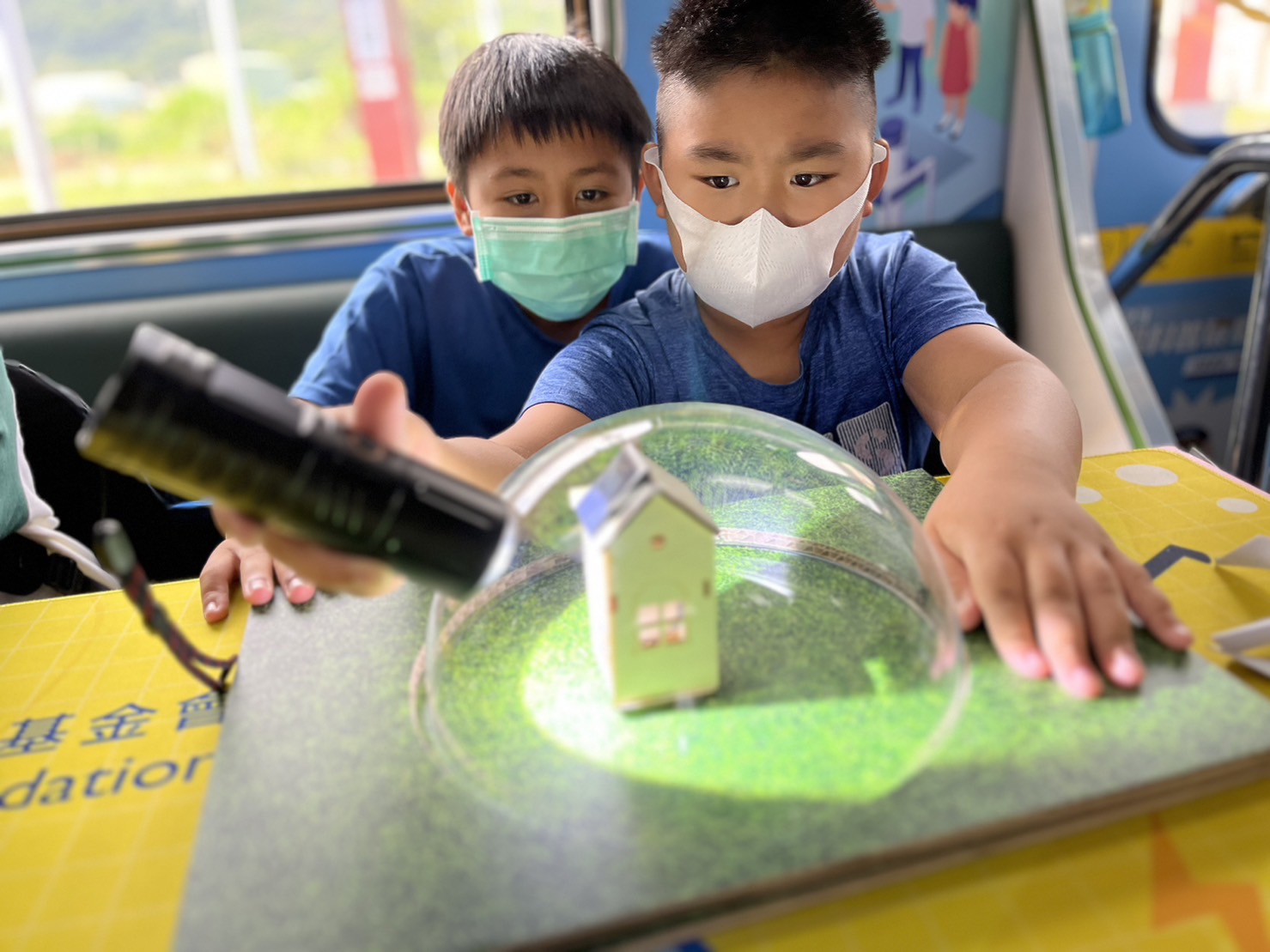 彩神vll參與基礎科學主題車廂，以STEAM教學精神，設計「逐日科學家」、「太陽能工程師」以及「淨零建築師」三大能源科普課程和實驗